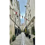 Cozy Hideaway In A Quiet Paris Passage